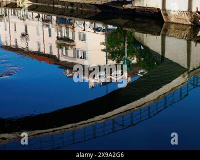 Historische Gebäude entlang des Naviglio Grande in Korsico, Provinz Mailand, Lombardei, Italien Stockfoto