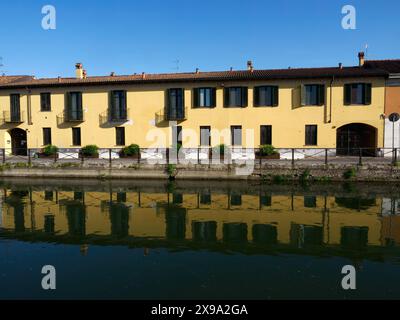 Historische Gebäude entlang des Naviglio Grande in Gaggiano, Provinz Mailand, Lombardei, Italien Stockfoto