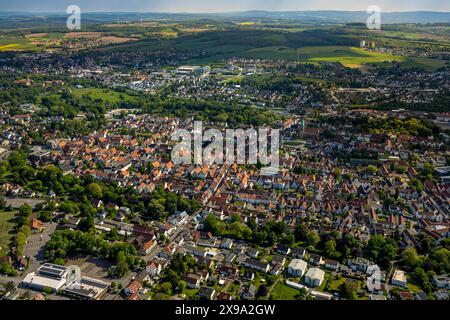 Luftbild, Altstadt Lemgo, alte Hansestadt mit historischem Stadtkern und der evangelisch-lutherischen Kirche St. Nicolai, Rathaus und Marktplatz, Häuser mit roten Dächern, Lemgo, Lemgo, Ostwestfalen, Nordrhein-Westfalen, Deutschland ACHTUNGxMINDESTHONORARx60xEURO *** Blick aus der Vogelperspektive, Altstadt Lemgo, alte Hansestadt mit historischem Stadtzentrum und evangelisch-lutherischer Kirche St. Nicolai, Rathaus und Marktplatz, Häuser mit roten Dächern, Lemgo, Lemgo, Ostwestfalen, Nordrhein-Westfalen, Deutschland ATTENTIONxMINDESTHONORARx60xEURO Stockfoto