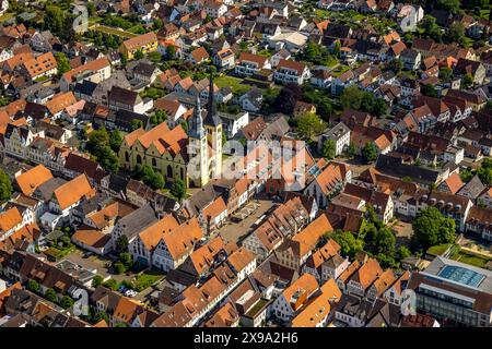 Luftbild, Altstadt Lemgo, alte Hansestadt mit historischem Stadtkern und der evangelisch-lutherischen Kirche St. Nicolai, Rathaus und Marktplatz, Häuser mit roten Dächern, Lemgo, Lemgo, Ostwestfalen, Nordrhein-Westfalen, Deutschland ACHTUNGxMINDESTHONORARx60xEURO *** Blick aus der Vogelperspektive, Altstadt Lemgo, alte Hansestadt mit historischem Stadtzentrum und evangelisch-lutherischer Kirche St. Nicolai, Rathaus und Marktplatz, Häuser mit roten Dächern, Lemgo, Lemgo, Ostwestfalen, Nordrhein-Westfalen, Deutschland ATTENTIONxMINDESTHONORARx60xEURO Stockfoto