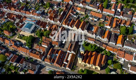 Luftbild, Altstadt Lemgo, alte Hansestadt mit historischem Stadtkern und der evangelisch-lutherischen Kirche St. Nicolai, Rathaus und Marktplatz, Häuser mit roten Dächern, Lemgo, Lemgo, Ostwestfalen, Nordrhein-Westfalen, Deutschland ACHTUNGxMINDESTHONORARx60xEURO *** Blick aus der Vogelperspektive, Altstadt Lemgo, alte Hansestadt mit historischem Stadtzentrum und evangelisch-lutherischer Kirche St. Nicolai, Rathaus und Marktplatz, Häuser mit roten Dächern, Lemgo, Lemgo, Ostwestfalen, Nordrhein-Westfalen, Deutschland ATTENTIONxMINDESTHONORARx60xEURO Stockfoto