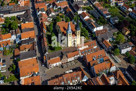 Luftbild, Altstadt Lemgo, alte Hansestadt mit historischem Stadtkern und der evangelisch-lutherischen Kirche St. Nicolai, Rathaus und Marktplatz, Häuser mit roten Dächern, Lemgo, Lemgo, Ostwestfalen, Nordrhein-Westfalen, Deutschland ACHTUNGxMINDESTHONORARx60xEURO *** Blick aus der Vogelperspektive, Altstadt Lemgo, alte Hansestadt mit historischem Stadtzentrum und evangelisch-lutherischer Kirche St. Nicolai, Rathaus und Marktplatz, Häuser mit roten Dächern, Lemgo, Lemgo, Ostwestfalen, Nordrhein-Westfalen, Deutschland ATTENTIONxMINDESTHONORARx60xEURO Stockfoto