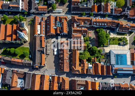 Luftbild, Altstadt Lemgo, alte Hansestadt mit historischem Stadtkern und der evangelisch-lutherischen Kirche St. Nicolai, Rathaus und Marktplatz, Häuser mit roten Dächern, Lemgo, Lemgo, Ostwestfalen, Nordrhein-Westfalen, Deutschland ACHTUNGxMINDESTHONORARx60xEURO *** Blick aus der Vogelperspektive, Altstadt Lemgo, alte Hansestadt mit historischem Stadtzentrum und evangelisch-lutherischer Kirche St. Nicolai, Rathaus und Marktplatz, Häuser mit roten Dächern, Lemgo, Lemgo, Ostwestfalen, Nordrhein-Westfalen, Deutschland ATTENTIONxMINDESTHONORARx60xEURO Stockfoto