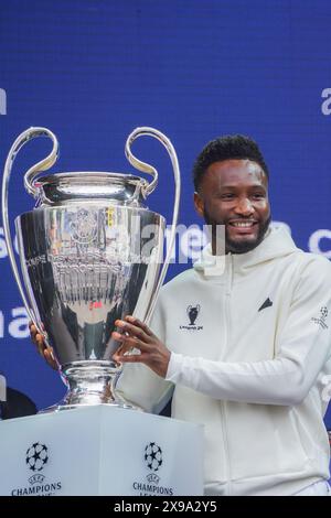 London, Großbritannien. 30. Mai 2024. Mikel John Obi , der für den FC Chelsea gespielt hat , kommt am Eröffnungstag des Champions League Festivals mit der Trophäe des Europameisters auf dem Trafalgar Square an . Das Festival bietet Fußball-Unterhaltung und Live-Musik, denn London wird voraussichtlich Tausende von Fans aus Borussia Dortmund und Real Madrid für das Finale der Champions League in Wembley am 1. Juni anziehen. Credit: amer ghazzal/Alamy Live News Stockfoto