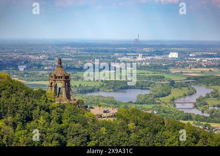 Luftbild, Kaiser-Wilhelm-Denkmal, kulturelles Denkmal, Fluss Weser und Blick zum Baltussee mit Erzbahnbrücke, Wiehengebirge, Holzhausen, Porta Westfalica, Ostwestfalen, Nordrhein-Westfalen, Deutschland ACHTUNGxMINDESTHONORARx60xEURO *** Luftaufnahme, Kaiser-Wilhelm-Denkmal, Kulturdenkmal, Weser und Blick auf Baltussee mit Erzbahnbrücke, Wiehengebirge, Holzhausen, Porta Westfalica, Ostwestfalen, Nordrhein-Westfalen, Deutschland ATTENTIONxMINDESTHONORARx60xEURO Stockfoto