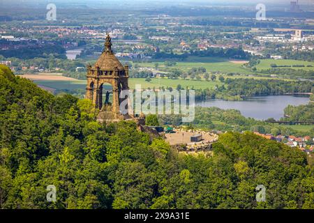 Luftbild, Kaiser-Wilhelm-Denkmal, kulturelles Denkmal, Blick zum Baltussee, Wiehengebirge, Holzhausen, Porta Westfalica, Ostwestfalen, Nordrhein-Westfalen, Deutschland ACHTUNGxMINDESTHONORARx60xEURO *** Luftaufnahme, Kaiser-Wilhelm-Denkmal, Kulturdenkmal, Blick auf Baltussee, Wiehengebirge, Holzhausen, Porta Westfalica, Ostwestfalen, Nordrhein-Westfalen, Deutschland ATTENTIONxMINDESTHONORARx60xEURO Stockfoto