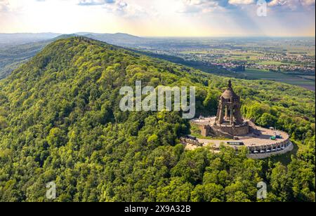 Luftbild, Kaiser-Wilhelm-Denkmal, kulturelles Denkmal, Besucherzentrum und Gastronomie, Wiehengebirge, Barkhausen, Porta Westfalica, Ostwestfalen, Nordrhein-Westfalen, Deutschland ACHTUNGxMINDESTHONORARx60xEURO *** Luftaufnahme, Kaiser-Wilhelm-Denkmal, Kulturdenkmal, Besucherzentrum und Gastronomie, Wiehengebirge, Barkhausen, Porta Westfalica, Ostwestfalen, Nordrhein-Westfalen, Deutschland ATTENTIONxMINDESTHONORARx60xEURO Stockfoto