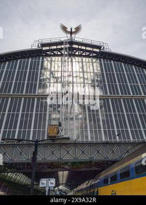 06. 05. 2024, Amsterdamer Hauptbahnhof, Schild „das fliegende Rad“ Stockfoto