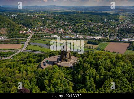 Luftbild, Kaiser-Wilhelm-Denkmal, kulturelles Denkmal, Wiehengebirge und Fluss Weser mit Portabrücke, Barkhausen, Porta Westfalica, Ostwestfalen, Nordrhein-Westfalen, Deutschland ACHTUNGxMINDESTHONORARx60xEURO *** Luftaufnahme, Kaiser-Wilhelm-Denkmal, Kulturdenkmal, Wiehengebirge und Weser mit Portabrücke, Barkhausen, Porta Westfalica, Ostwestfalen, Nordrhein-Westfalen, Deutschland ATTENTIONxMINDESTHONORARx60xEURO Stockfoto