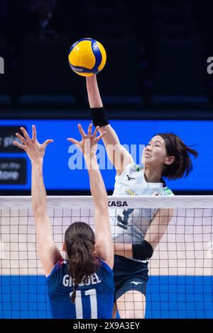 Macau, China. 30. Mai 2024. Nishida Sarina (R) aus Japan spitzt den Ball während des Vorspiels zwischen Japan und Frankreich bei der Women's Volleyball Nations League 2024 Macao in Macao, Südchina, 30. Mai 2024. Quelle: Cheong Kam Ka/Xinhua/Alamy Live News Stockfoto