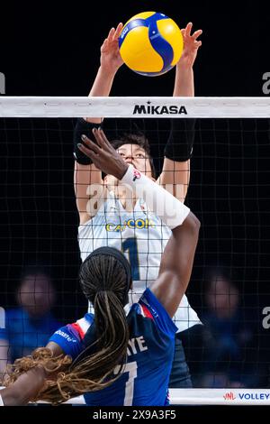 Macau, China. 30. Mai 2024. Iwasaki Koyomi (Top) aus Japan tritt während des Vorspiels zwischen Japan und Frankreich bei der Women's Volleyball Nations League 2024 Macao in Macao (Südchina) am 30. Mai 2024 an. Quelle: Cheong Kam Ka/Xinhua/Alamy Live News Stockfoto