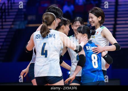 Macau, China. 30. Mai 2024. Die Spieler Japans feiern das Ergebnis während des Vorspiels zwischen Japan und Frankreich in der Women's Volleyball Nations League 2024 Macao, Südchina, am 30. Mai 2024. Quelle: Cheong Kam Ka/Xinhua/Alamy Live News Stockfoto