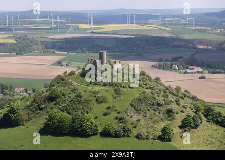 Luftbild, Burg Desenberg auf einem Vulkankegel, historische Sehenswürdigkeit, Ruine einer Höhenburg in der Warburger Börde, Fernsicht und Windräder, Besucher, Daseburg, Warburg, Ostwestfalen, Nordrhein-Westfalen, Deutschland ACHTUNGxMINDESTHONORARx60xEURO *** aus der Vogelperspektive, Schloss Desenberg auf einem Vulkankegel, historisches Anblick, Ruine einer Hügelburg in der Warburg Börde, Fernsicht und Windräder, Besucher, Daseburg, Warburg, Ostwestfalen, Nordrhein-Westfalen, Deutschland ACHTUNGxMINDESTHONORARx60xEURO Stockfoto