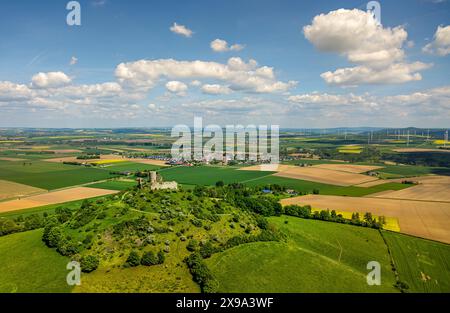 Luftbild, Burg Desenberg auf einem Vulkankegel, historische Sehenswürdigkeit, Ruine einer Höhenburg in der Warburger Börde, Fernsicht und Windräder, Daseburg, Warburg, Ostwestfalen, Nordrhein-Westfalen, Deutschland ACHTUNGxMINDESTHONORARx60xEURO *** aus der Vogelperspektive, Schloss Desenberg auf einem Vulkankegel, historisches Anblick, Ruine einer Hügelburg in der Warburger Börde, Fernsicht und Windräder, Daseburg, Warburg, Ostwestfalen, Nordrhein-Westfalen, Deutschland ATTENTIONxMINDESTHONORARx60xEURO Stockfoto