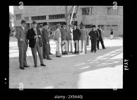 Mitglieder der Royal Commission besuchen das Jaffa Custom House. Die Gruppe beschäftigt sich mit dem neuen Jaffa-Break-Water, das vom Hafenoffizier und dem Bezirkskomissionär Mr. Crosbie erklärt wird. Stockfoto