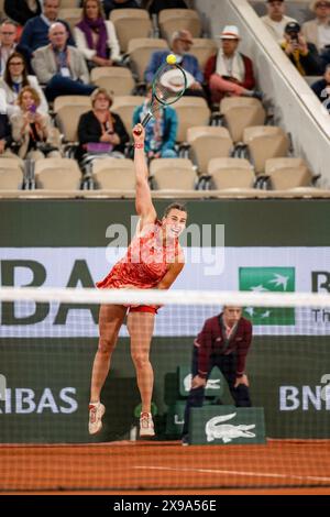 Paris, Frankreich. 30. Mai 2024. Aryna Sabalenka spielt im Zweitrundenspiel der Frauen zwischen Aryna Sabalenka aus Weißrussland und Uchijima Moyuka aus Japan beim Tennis-Turnier der French Open in Roland Garros in Paris, Frankreich, am 30. Mai 2024. Quelle: Meng Dingbo/Xinhua/Alamy Live News Stockfoto