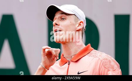 Paris, Frankreich. 30. Mai 2024. Der kanadische Tennisspieler Denis Shapovalov ist 2024 beim French Open Grand Slam Tennis Turnier in Roland Garros, Paris, im Einsatz. Frank Molter/Alamy Live News Stockfoto