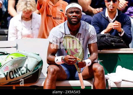 Paris, Frankreich. 30. Mai 2024. Tennisspieler Frances Tiafoe (USA) ist 2024 beim French Open Grand Slam Tennis Turnier in Roland Garros, Paris, im Einsatz. Frank Molter/Alamy Live News Stockfoto