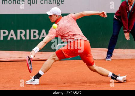 Paris, Frankreich. 30. Mai 2024. Der kanadische Tennisspieler Denis Shapovalov ist 2024 beim French Open Grand Slam Tennis Turnier in Roland Garros, Paris, im Einsatz. Frank Molter/Alamy Live News Stockfoto