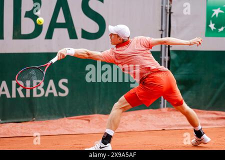 Paris, Frankreich. 30. Mai 2024. Der kanadische Tennisspieler Denis Shapovalov ist 2024 beim French Open Grand Slam Tennis Turnier in Roland Garros, Paris, im Einsatz. Frank Molter/Alamy Live News Stockfoto