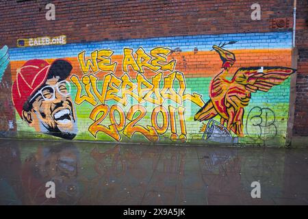 England, Liverpool - 02. Januar 2024: Nach dem Sieg des 19. Ligameistertitels wurden Klopp und die Trophäe Carving Liver Bird an dieser Wand verewigt Stockfoto