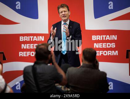 London, Großbritannien. 30. Mai 2024. RICHARD TICE Ehrenpräsident von Reform UK NIGEL FARAGE und Reform UK Leader RICHARD TICE bei einer Pressekonferenz in der Glaziers Hall zur Ankündigung der Reform PartyÕs neue Einwanderungspolitik Credit: Mark Thomas/Alamy Live News Stockfoto