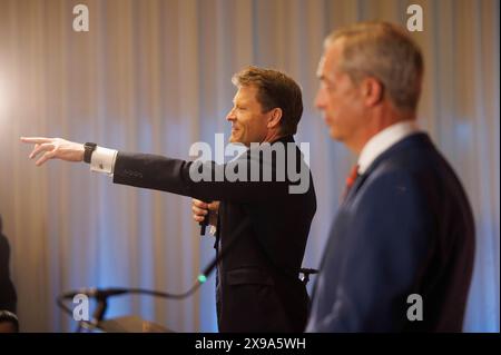 London, Großbritannien. 30. Mai 2024. RICHARD TICE Ehrenpräsident von Reform UK NIGEL FARAGE und Reform UK Leader RICHARD TICE bei einer Pressekonferenz in der Glaziers Hall zur Ankündigung der Reform PartyÕs neue Einwanderungspolitik Credit: Mark Thomas/Alamy Live News Stockfoto