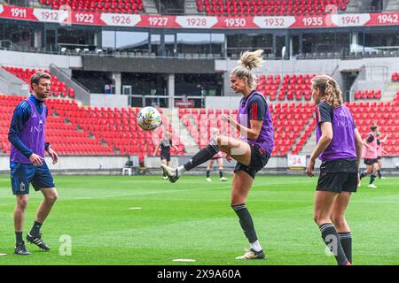 Prag, Tschechische Republik. 30. Mai 2024. Trainerin Devon Maes aus Belgien, Justine Vanhaevermaet (10) aus Belgien während eines Spieltags-1-Trainings vor dem Fußballspiel zwischen den Frauen-Nationalmannschaften der Tschechischen Republik und Belgiens, am dritten Spieltag der Gruppe A2 in der Liga der UEFA-Qualifikationsrunde für Frauen 2023-24, am Donnerstag, den 30. Mai 2024, in Prag, Tschechien, die Roten Flammen genannt. Quelle: Sportpix/Alamy Live News Stockfoto