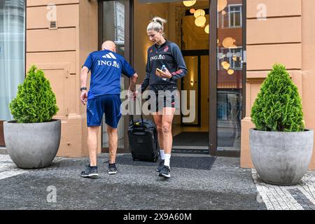 Prag, Tschechische Republik. 30. Mai 2024. Justine Vanhaevermaet (10) aus Belgien verlässt das Hotel vor einem Training am Spieltag -1 vor dem Fußballspiel zwischen den Nationalmannschaften der Tschechischen Republik und Belgiens, am dritten Spieltag der Gruppe A2 in der Liga der UEFA-Qualifikationsrunde für Frauen 2023-24, am Donnerstag, den 30. Mai 2024, in Prag, Tschechien, die Roten Flammen genannt. Quelle: Sportpix/Alamy Live News Stockfoto