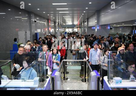 (240530) -- ZHANGJIAJIE, 30. Mai 2024 (Xinhua) -- südkoreanische Touristen stehen am 27. Mai 2024 am Zhangjiajie Hehua International Airport in Zhangjiajie, Provinz Hunan, an, an, die Passagierfreigabeverfahren vorbei. Im ersten Quartal 2024 verzeichnete Zhangjiajie 105.100 südkoreanische Touristenreisen, was einem Anstieg von 27,07 Prozent gegenüber dem gleichen Zeitraum im Jahr 2019 entspricht. Auf Zhangjiajie entfallen 40,23 Prozent der Gesamtzahl der Touristen, die nach Zhangjiajie einreisen. Derzeit gibt es Direktflüge von fünf Städten in Südkorea nach Zhangjiajie, darunter Seoul und Busan, mit insgesamt 52 Flugzeugen Stockfoto