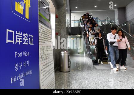 (240530) -- ZHANGJIAJIE, 30. Mai 2024 (Xinhua) -- südkoreanische Touristen kommen am 27. Mai 2024 am internationalen Flughafen Zhangjiajie Hehua in Zhangjiajie, Zentralchinas Provinz Hunan an an. Im ersten Quartal 2024 verzeichnete Zhangjiajie 105.100 südkoreanische Touristenreisen, was einem Anstieg von 27,07 Prozent gegenüber dem gleichen Zeitraum im Jahr 2019 entspricht. Auf Zhangjiajie entfallen 40,23 Prozent der Gesamtzahl der Touristen, die nach Zhangjiajie einreisen. Derzeit gibt es Direktflüge von fünf Städten in Südkorea nach Zhangjiajie, darunter Seoul und Busan, mit insgesamt 52 Flügen pro Woche. (Xinhua/Chen Zhenhai) Stockfoto