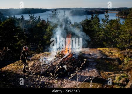 VAPPU, VALBORG, WALPURGISNACHT, Åland: Am 30. April feiert Ålanders im Ostseereichel ein traditionelles saisonales Festival namens Valborg auf Schwedisch (auch bekannt als Vappu auf Finnisch und Walpurgisnacht auf Englisch) in Uffe på Berget, Åland, Ostsee, Finnland. Die Menschen tragen ihre Abschlussmütze, singen alte Lieder und bauen Lagerfeuer in Finnland und allen nordischen und skandinavischen Ländern, um sich vom Winter zu verabschieden und im Frühling willkommen zu heißen. Stockfoto