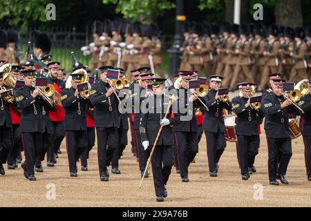 Horse Guards Parade, London, Großbritannien. 30. Mai 2024. Der Brigade Major’s Review of the Trooping of the Colour for the King’s Birthday Parade findet in Horse Guards statt. Diese „Khaki-Probe“ ist die letzte Inspektion der Truppen und Pferde, die am 15. Juni die offizielle Geburtstagsparade des Königs überbringen werden, und ist die erste Gelegenheit, die Parade in ihrer Gesamtheit zu sehen. Der Chefinspektor des Tages ist der Mann, der das diesjährige Spektakel entworfen hat, der Brigade-Major der Haushaltsabteilung, Oberstleutnant James Shaw. Quelle: Malcolm Park/Alamy Live News Stockfoto