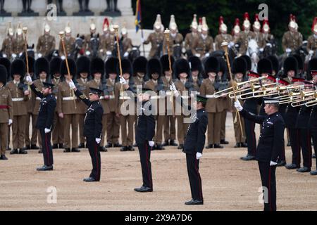 Horse Guards Parade, London, Großbritannien. 30. Mai 2024. Der Brigade Major’s Review of the Trooping of the Colour for the King’s Birthday Parade findet in Horse Guards statt. Diese „Khaki-Probe“ ist die letzte Inspektion der Truppen und Pferde, die am 15. Juni die offizielle Geburtstagsparade des Königs überbringen werden, und ist die erste Gelegenheit, die Parade in ihrer Gesamtheit zu sehen. Der Chefinspektor des Tages ist der Mann, der das diesjährige Spektakel entworfen hat, der Brigade-Major der Haushaltsabteilung, Oberstleutnant James Shaw. Quelle: Malcolm Park/Alamy Live News Stockfoto