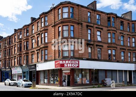 Govan Red Sandstone Mietshäuser und Schnäppchenladen, Govan, Glasgow, Schottland, Großbritannien Stockfoto