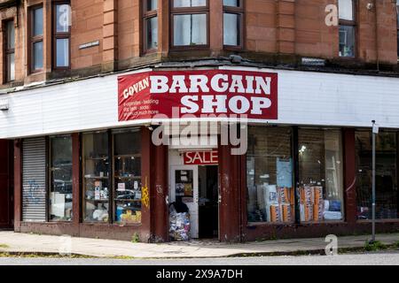 Govan Red Sandstone Mietshäuser und Schnäppchenladen, Govan, Glasgow, Schottland, Großbritannien Stockfoto