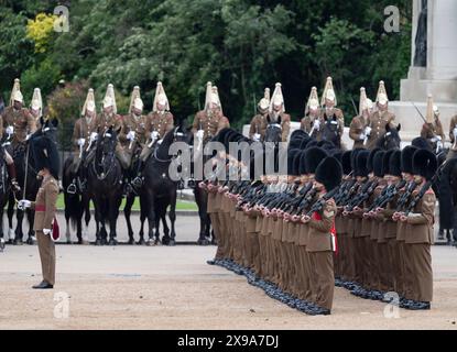 Horse Guards Parade, London, Großbritannien. 30. Mai 2024. Der Brigade Major’s Review of the Trooping of the Colour for the King’s Birthday Parade findet in Horse Guards statt. Diese „Khaki-Probe“ ist die letzte Inspektion der Truppen und Pferde, die am 15. Juni die offizielle Geburtstagsparade des Königs überbringen werden, und ist die erste Gelegenheit, die Parade in ihrer Gesamtheit zu sehen. Der Chefinspektor des Tages ist der Mann, der das diesjährige Spektakel entworfen hat, der Brigade-Major der Haushaltsabteilung, Oberstleutnant James Shaw. Quelle: Malcolm Park/Alamy Live News Stockfoto