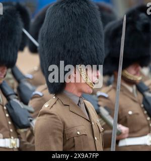 Horse Guards Parade, London, Großbritannien. 30. Mai 2024. Der Brigade Major’s Review of the Trooping of the Colour for the King’s Birthday Parade findet in Horse Guards statt. Diese „Khaki-Probe“ ist die letzte Inspektion der Truppen und Pferde, die am 15. Juni die offizielle Geburtstagsparade des Königs überbringen werden, und ist die erste Gelegenheit, die Parade in ihrer Gesamtheit zu sehen. Der Chefinspektor des Tages ist der Mann, der das diesjährige Spektakel entworfen hat, der Brigade-Major der Haushaltsabteilung, Oberstleutnant James Shaw. Quelle: Malcolm Park/Alamy Live News Stockfoto