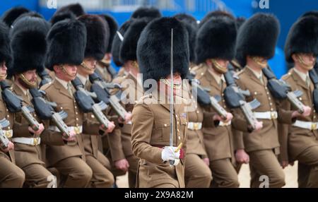 Horse Guards Parade, London, Großbritannien. 30. Mai 2024. Der Brigade Major’s Review of the Trooping of the Colour for the King’s Birthday Parade findet in Horse Guards statt. Diese „Khaki-Probe“ ist die letzte Inspektion der Truppen und Pferde, die am 15. Juni die offizielle Geburtstagsparade des Königs überbringen werden, und ist die erste Gelegenheit, die Parade in ihrer Gesamtheit zu sehen. Der Chefinspektor des Tages ist der Mann, der das diesjährige Spektakel entworfen hat, der Brigade-Major der Haushaltsabteilung, Oberstleutnant James Shaw. Quelle: Malcolm Park/Alamy Live News Stockfoto