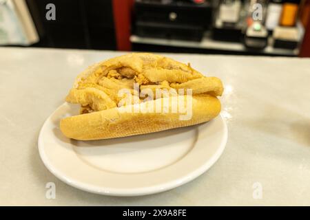 Typisch spanisches gebratenes Calamari-Sandwich in Madrid, Spanien Stockfoto