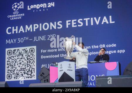 London, Großbritannien. 30. Mai 2024. Mikel John Obi , der für den FC Chelsea gespielt hat , kommt am Eröffnungstag des Champions League Festivals mit der Trophäe des Europameisters auf dem Trafalgar Square an . Das Festival bietet Fußball-Unterhaltung und Live-Musik, denn London wird voraussichtlich Tausende von Fans aus Borussia Dortmund und Real Madrid für das Finale der Champions League in Wembley am 1. Juni anziehen. Credit: amer ghazzal/Alamy Live News Stockfoto