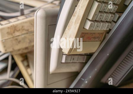 Alte und kaputte Computergeräte, Monitore und Tastaturen werden zur Entsorgung aufgestapelt. Recycling von Altgeräten, rasche Veralterung von Computern. Clos Stockfoto