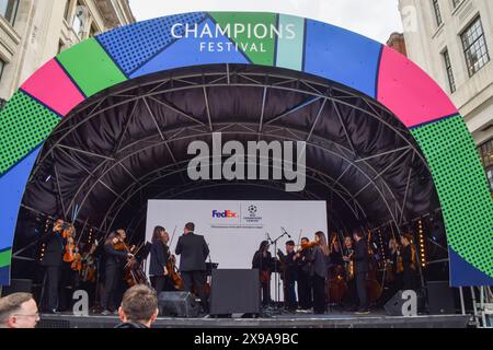 London, Großbritannien. 30. Mai 2024. Das Champions League Festival übernimmt die Regent Street vor dem Finale. Borussia Dortmund trifft am 1. Juni im Wembley-Stadion auf Real Madrid. Quelle: Vuk Valcic/Alamy Live News Stockfoto