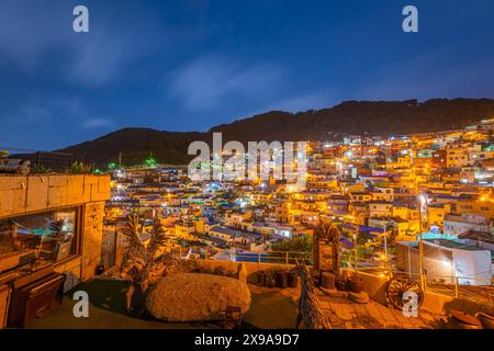 Gamcheon Culture Village bei Nacht in Busan, Südkorea. Stockfoto