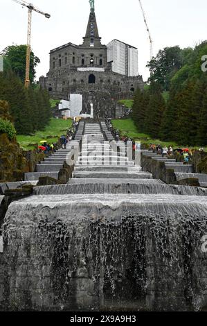 Wasserspiele an den Kaskaden unterhalb des Herkules-Denkmals im UNESCO-Welterbe Bergpark Wilhelmshöhe in Kassel Foto vom 19.05.2024. NUR REDAKTIONELLE VERWENDUNG *** Wasserspiele an den Kaskaden unterhalb des Herkules-Denkmals im UNESCO-Weltkulturerbe Bergpark Wilhelmshöhe in Kassel Foto am 19 05 2024 REDAKTIONELLE NUTZUNG Copyright: epd-bild/HeikexLyding  DSC3702 Stockfoto