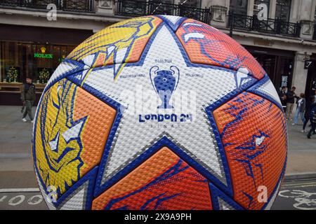 London, Großbritannien. 30. Mai 2024. Ein riesiger Fußball wird gezeigt, als das Champions League Festival die Regent Street vor dem Finale übernimmt. Borussia Dortmund trifft am 1. Juni im Wembley-Stadion auf Real Madrid. Quelle: Vuk Valcic/Alamy Live News Stockfoto