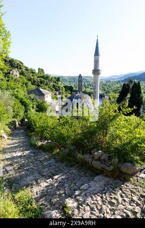 Steintreppen in einer ummauerten Stadt Pocitelj, historisches befestigtes Dorf aus dem Mittelalter, entlang des Flusses Neretva in Bosnien und Herzegowina Stockfoto