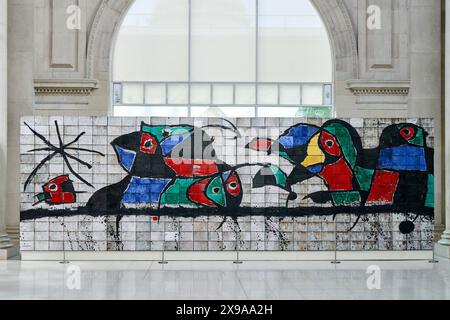 Fliesen, Keramiktapete aus feuerfestem Steinzeug und Emaillen in weiß, schwarz, blau, rot und grün, 1978, Joan Miró, (Barcelona, 1893 - Palma, 1983), Joan Gardy Artigas (ceramista), Nationalmuseum für katalanische Kunst, Museu Nacional d'Art de Catalunya, MNAC, Barcelona, Spanien, Europa. Stockfoto