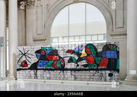 Fliesen, Keramiktapete aus feuerfestem Steinzeug und Emaillen in weiß, schwarz, blau, rot und grün, 1978, Joan Miró, (Barcelona, 1893 - Palma, 1983), Joan Gardy Artigas (ceramista), Nationalmuseum für katalanische Kunst, Museu Nacional d'Art de Catalunya, MNAC, Barcelona, Spanien, Europa. Stockfoto