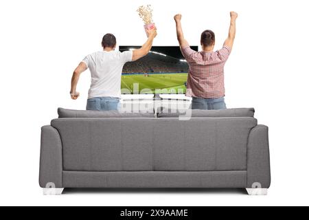 Rückansicht von Männern, die Fußballspiele im fernsehen anschauen und vor einem Sofa auf weißem Hintergrund jubeln Stockfoto